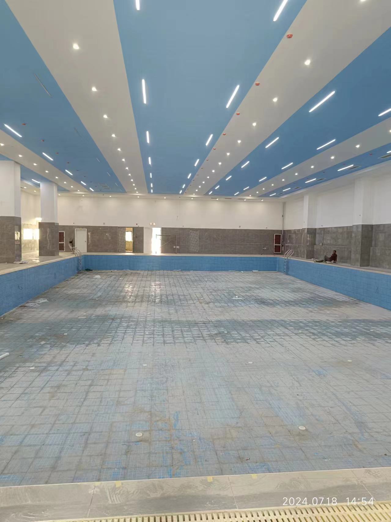 鄭州某外國語中學泳池水處理設備及泳池施工進展！