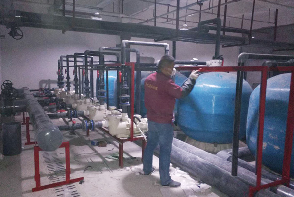 游泳池采用順流式設(shè)計方案的原理和特點